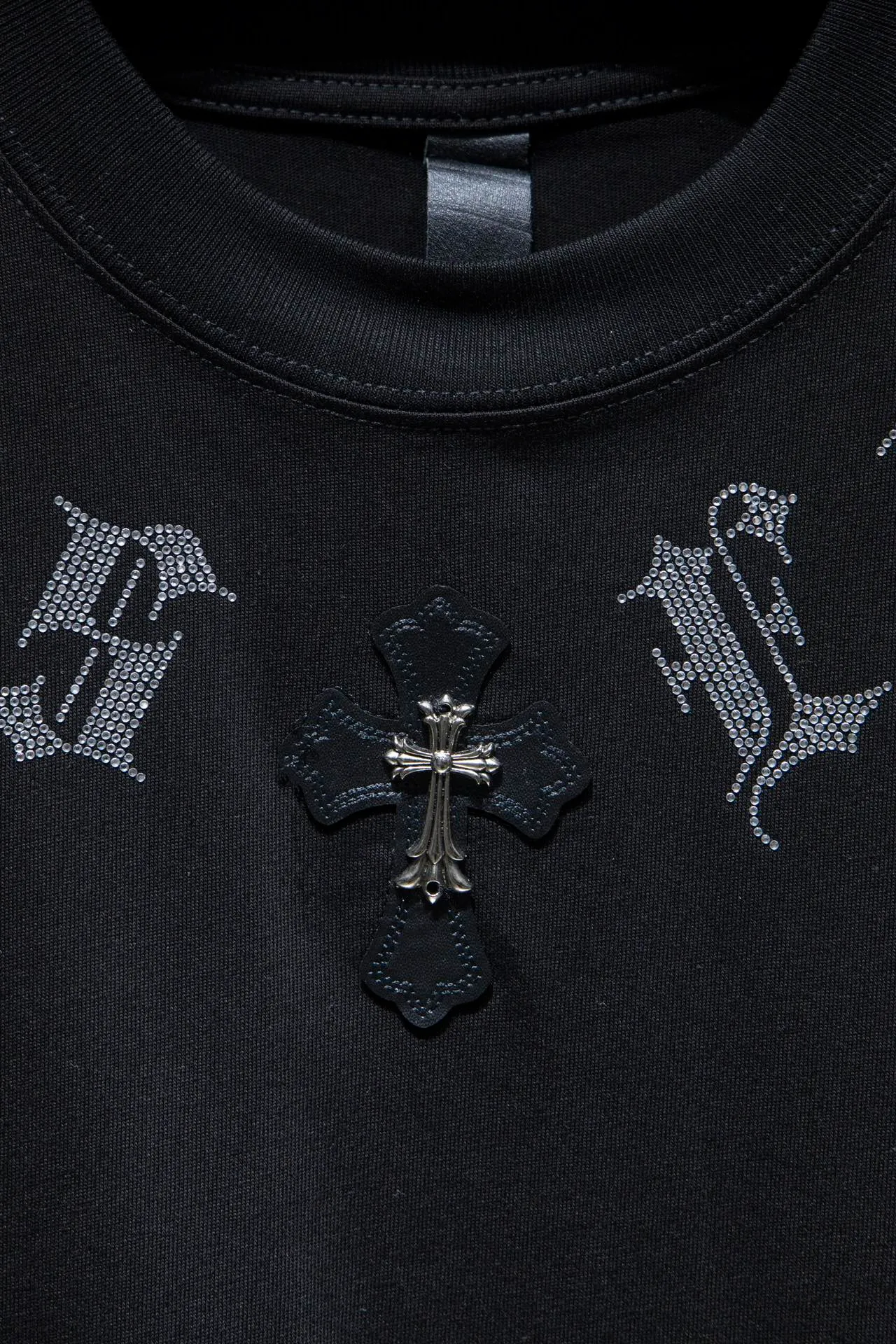 P170 Chrome hearts FW This year's popular Chrome heart style is so 🉑️. The imported leather label on the front chest is made of ZP material. 1:1 restoration makes it easy to touch. It has a large resistance and is very smooth to the touch, which is different from the market. The letters are machine embroidered with leather material after adjusting according to the original details. The thickness is moderate. The hardware is imported hardware accessories. Front #embroidery. Imported Tajima high-density heavy embroidery process. The font is three-dimensional and full. The back panel is specially imported and imported hot diamond. The hardware is added with handmade craftsmanship. The cost is extremely high. It uses 32-count double yarn and 260-gram weight fabric. It is super comfortable. It is very comfortable and soft to wear in spring and summer. You will not feel stuffy. It is very comfortable to wear and absorbs sweat, so it is more suitable to wear. It can be used as a base in spring and can be worn casually on the street. The color is eye-catching 👍 The simple version is full of fashion and very comfortable to wear. It is well-designed and refuses to be monotonous and vulgar. It does not make ordinary styles. Modern elements and design sense come to the face, giving the piece of clothing a unique fashion color~ Color: White Black Size Chart: S M L XL